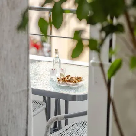 Giorgio -with Private Parking- كاندية
